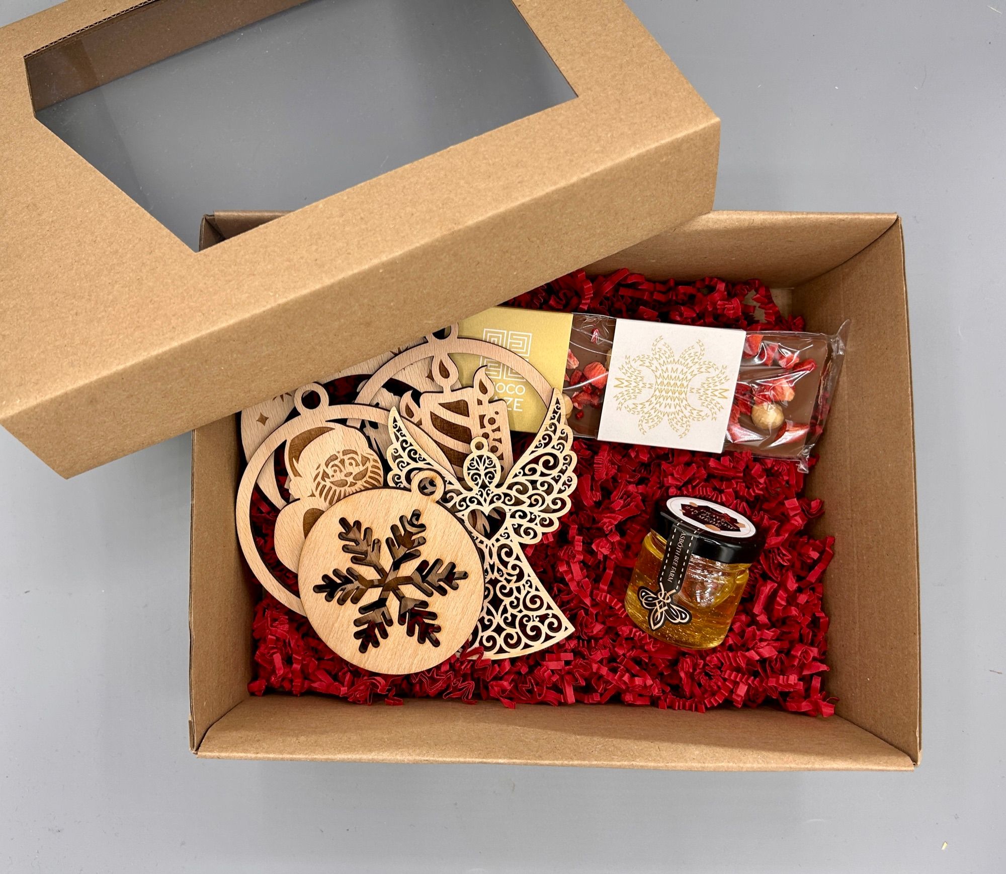 Contents of the Basic package — box, honey, wooden ornaments