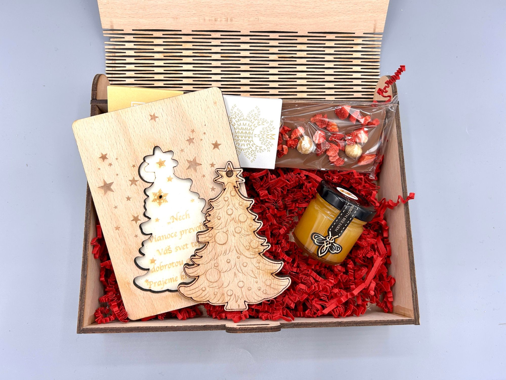 Contents of the Premium package — A5 wooden box, honey, ornaments, mead