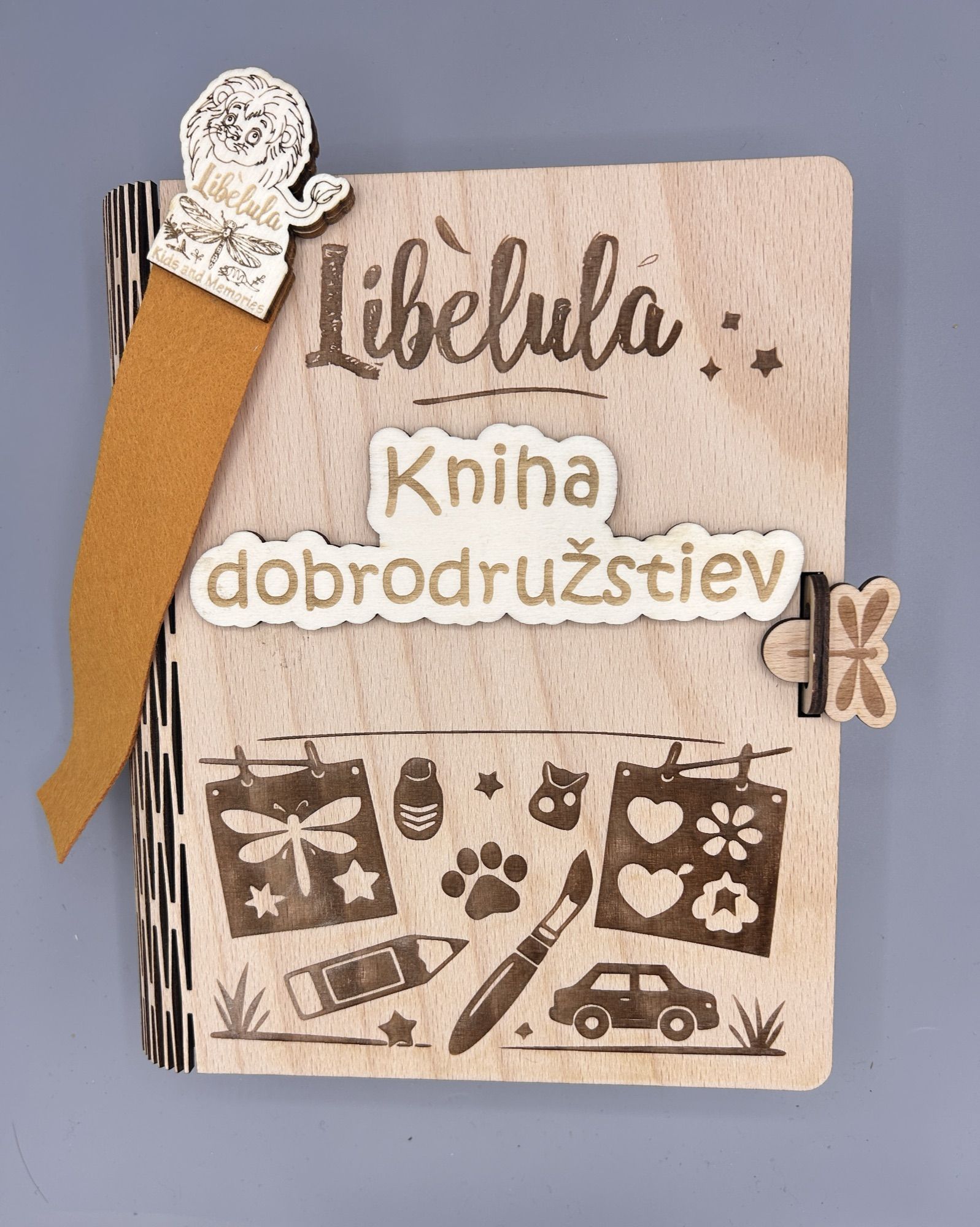 Hand-engraved wooden gift box with a company logo — Signostudio